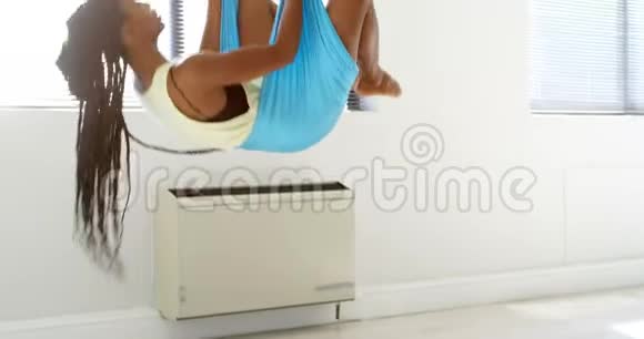 女人在吊床上做瑜伽视频的预览图