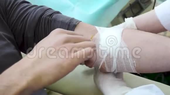 男性患者女性护士包扎手的特写视频的预览图