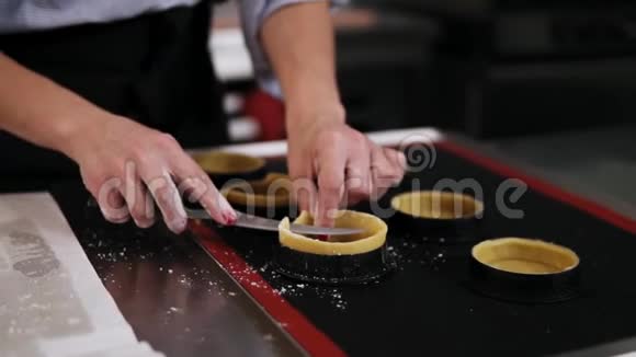 烹饪课烹饪食物和人的概念女人用刀切掉多余的面团饼干面团视频的预览图