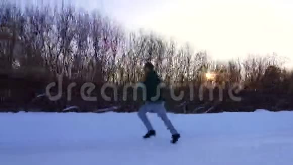 一个人沿着白雪皑皑的道路冬日的景色和夕阳奔跑视频的预览图