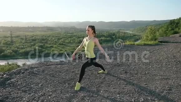 年轻女子在早晨日出健身前热身在户外活动的女孩女跑步者视频的预览图