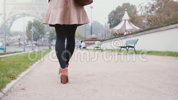 女足的近景清晨法国巴黎埃菲尔铁塔附近漫步的年轻时尚女性视频的预览图
