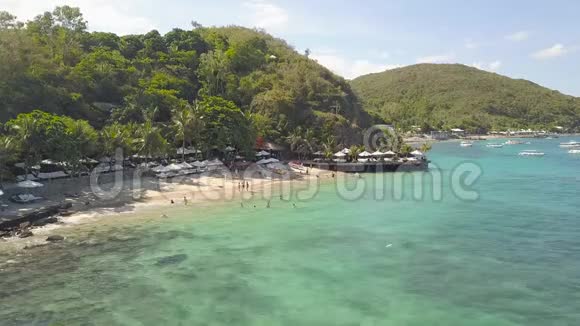 海滩空中景观游客在海上游泳在滑翔伞无人机视野中飞行彩色伞翼视频的预览图