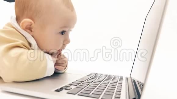 专注的女婴在笔记本电脑上工作视频的预览图