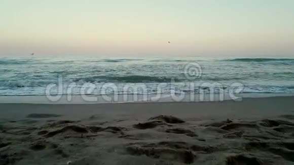 空中无人机镜头傍晚从海滩飞过碧波荡漾的海面视频的预览图