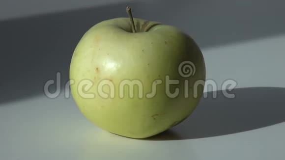 绿苹果从桌子上拿走视频的预览图