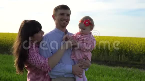 运动视频快乐家庭父亲母亲和女儿在夏季野外玩得开心视频的预览图