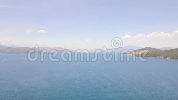 蓝色海景山岛上城市景观空中俯瞰海景和城市天际线无人驾驶海景视频的预览图