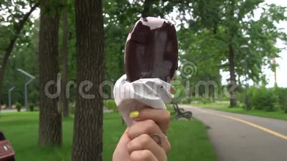 女性手与巧克力冰淇淋视频的预览图