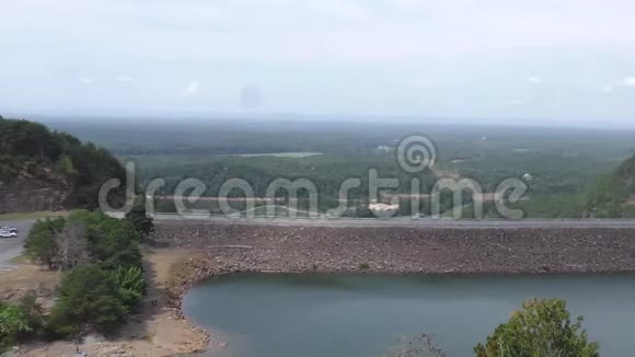 佐治亚州卡特湖一个横跨卡特湖大坝的平底锅和大坝外的景色视频的预览图