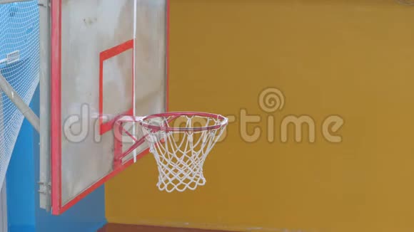 篮球球飞进旧体育馆的篮子里视频的预览图