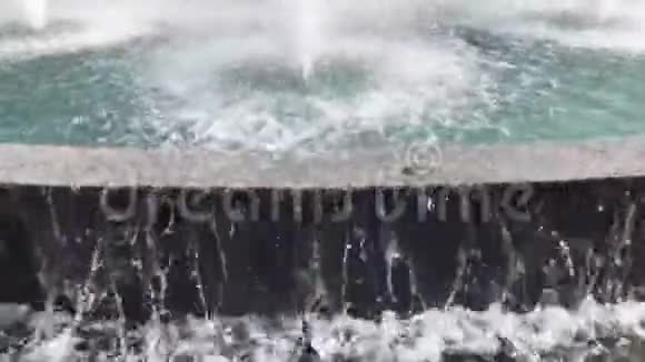 水滴缓慢地溅在水面上关闭喷泉喷水灭火视频的预览图