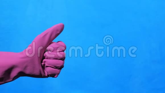 干净的手在蓝色背景上的紫色橡胶手套就像手势视频的预览图