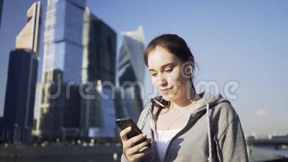 年轻女子在莫斯科的一条城市街上上网视频的预览图