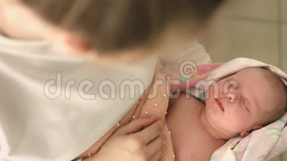 产妇病房中母亲怀抱中熟睡的新生儿视频的预览图