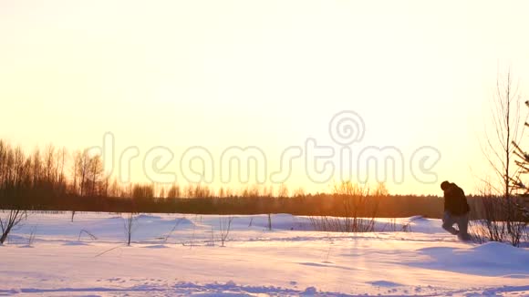 阳光明媚的一天男运动员在大雪中奔跑视频的预览图