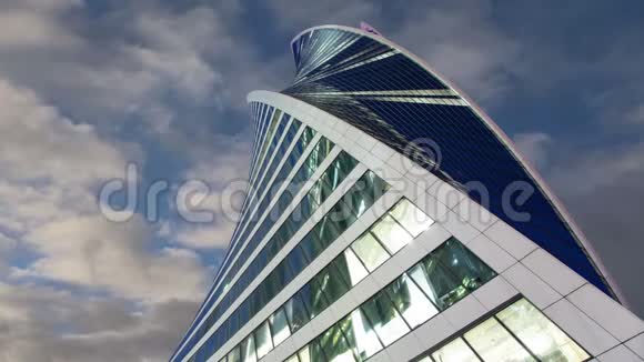 俄罗斯莫斯科国际商务中心城市摩天大楼在云移的背景下视频的预览图