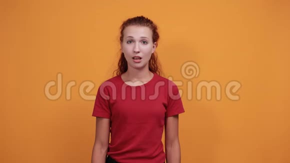 穿着红色衬衫的吓坏了的年轻女士手挽着手视频的预览图
