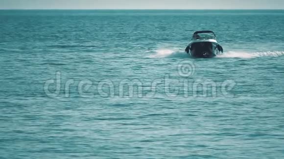 驶近海上摩托艇的慢镜头视频的预览图