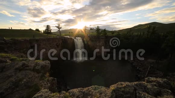日落瀑布乌兰巴托蒙古视频的预览图
