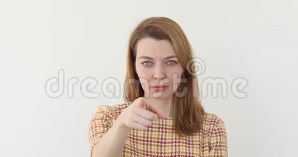 自信的女人用手指对着镜头想要你视频的预览图
