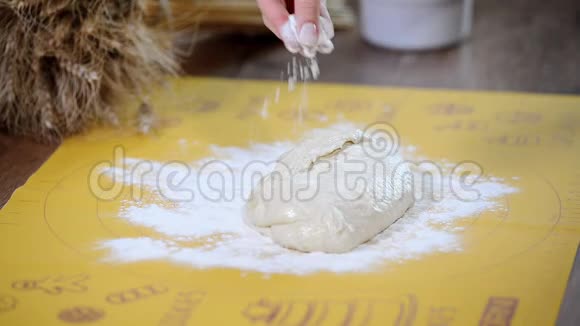 女人手在木桌上用面粉做面团视频的预览图
