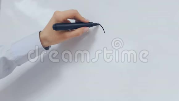 女性手画美元符号在白板上视频的预览图