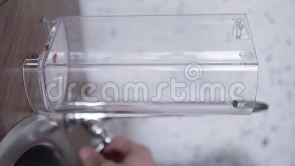咖啡机的紧凑型塑料容器在厨房里装满了自来水视频的预览图