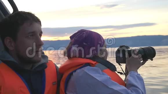节日快乐的一家人在日落时乘船下山女性黑发旅行者拍照视频的预览图