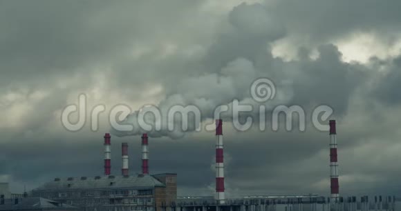 从中央发电厂的管道里冒出来的烟视频的预览图