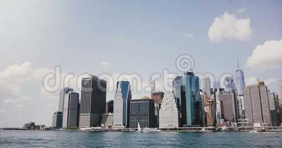 纽约时间推移曼哈顿从东河4K金融中心城区阳光灿烂的摩天大楼全景视频的预览图