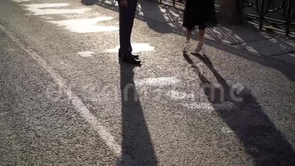 男人和年轻的女人在街上两个人跳舞转圈地上有影子视频的预览图