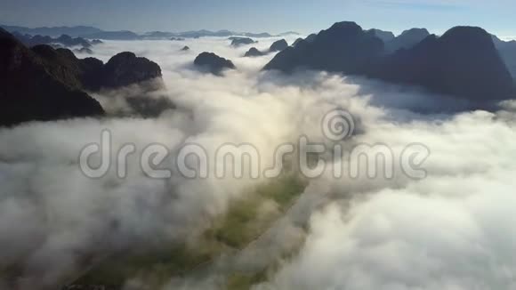 无人驾驶飞机飞越山谷布满雾和无尽的山脉视频的预览图