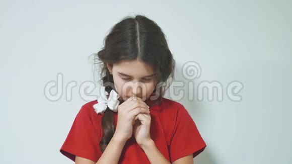 小女孩早上祈祷小女孩用手祈祷双手交叉在祈祷的理念中信仰灵性和视频的预览图