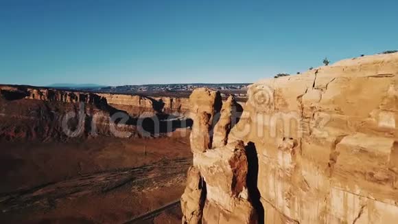 无人机右转过巨大的悬崖露出史诗般的高山峡谷山脊开阔的岩石沙漠荒野天际线视频的预览图