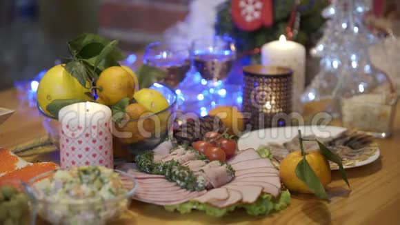 晚餐食物假日圣诞节和新年橄榄色拉和蛋黄酱鱼子酱三明治火腿西红柿橘子视频的预览图