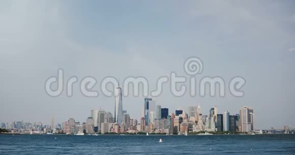 纽约金融区天际线4K时移曼哈顿岛全景巨大的游轮经过视频的预览图