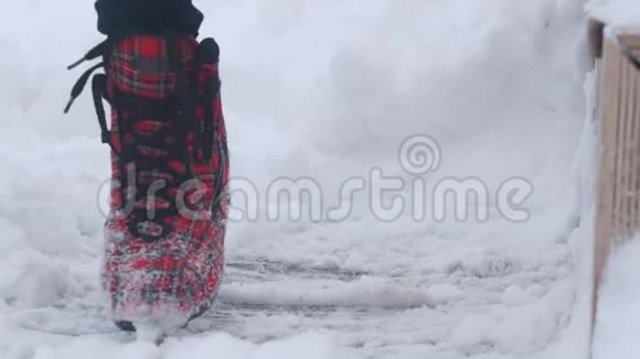 冬季一个女人坐下来开始在溜冰鞋上系鞋带视频的预览图