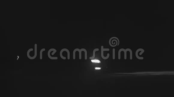 汽车在黑暗中行驶车灯开着视频的预览图