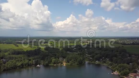 美丽的湖泊田野和森林乡村的夏日云背景视频的预览图