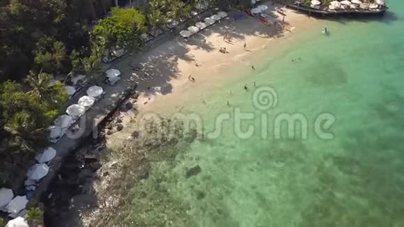 海滨的夏季海滩有透明的水面空中景观人们在度假海滩上休息在海湾游泳视频的预览图