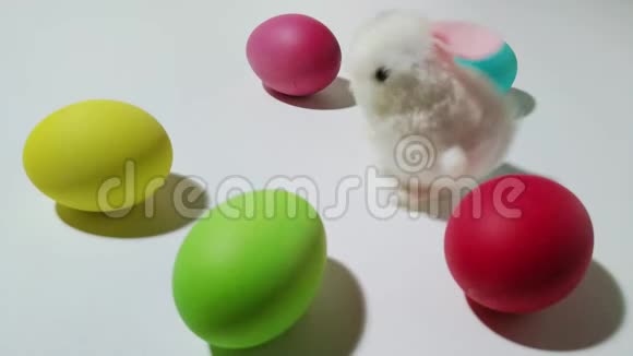 复活节彩蛋之间的机械兔跳视频的预览图