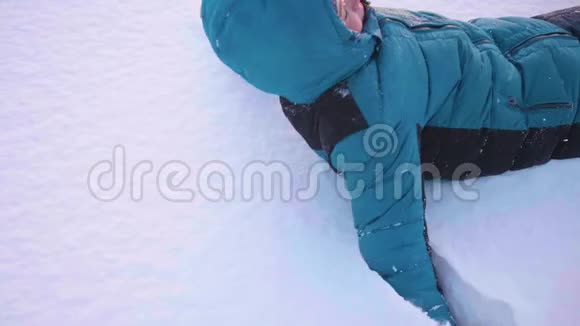 一个孩子在雪地里慢慢地摔倒暴风雪户外运动积极的生活方式视频的预览图