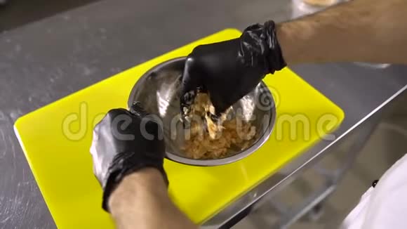 厨师手准备一个装螃蟹棒和盘子里的酱汁的馅视频的预览图
