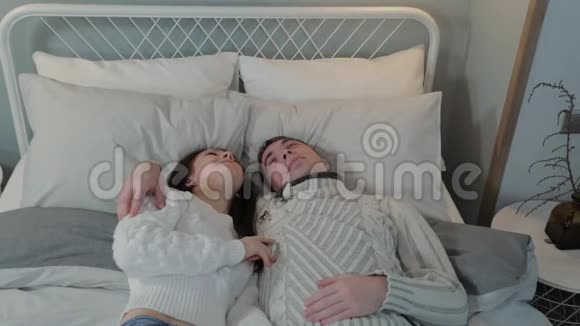 美丽的年轻情侣在床上的现代室内视频的预览图