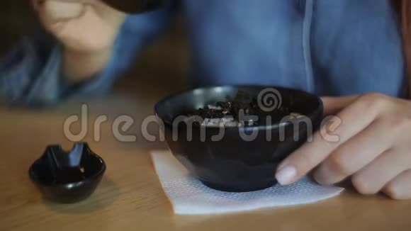 白人商业中年妇女红头发戴眼镜在餐馆里吃日本汤视频的预览图