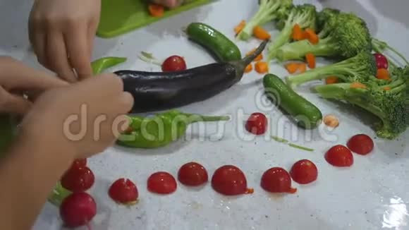 一张由蔬菜制成的滑稽卡通脸的创意食物概念视频的预览图