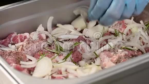 用洋葱和迷迭香调味的腌肉覆盖全景视频的预览图