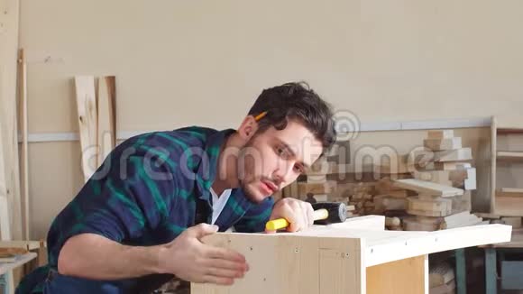 英俊的木工助手视频的预览图
