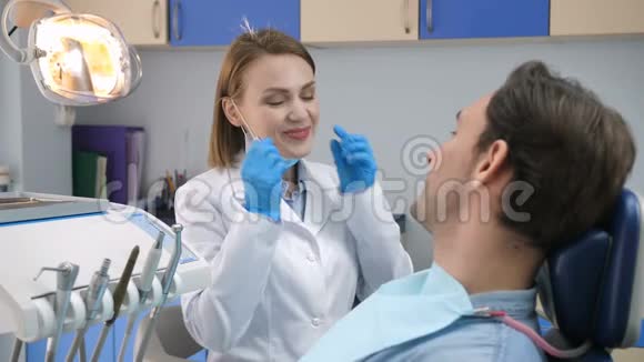 女牙医检查病人的肖像视频的预览图